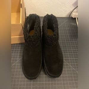 Ugg Montrose sneaker black booties Size 5 NIB